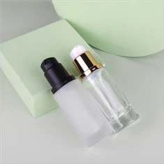 空のファンデーションボトル